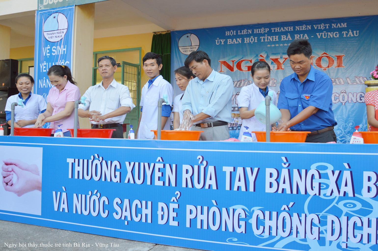 hoatdong_12.jpg - lãnh đạo SYT tham gia ngày hội rửa tay bằng xà phòng cùng hội LHTN tỉnh