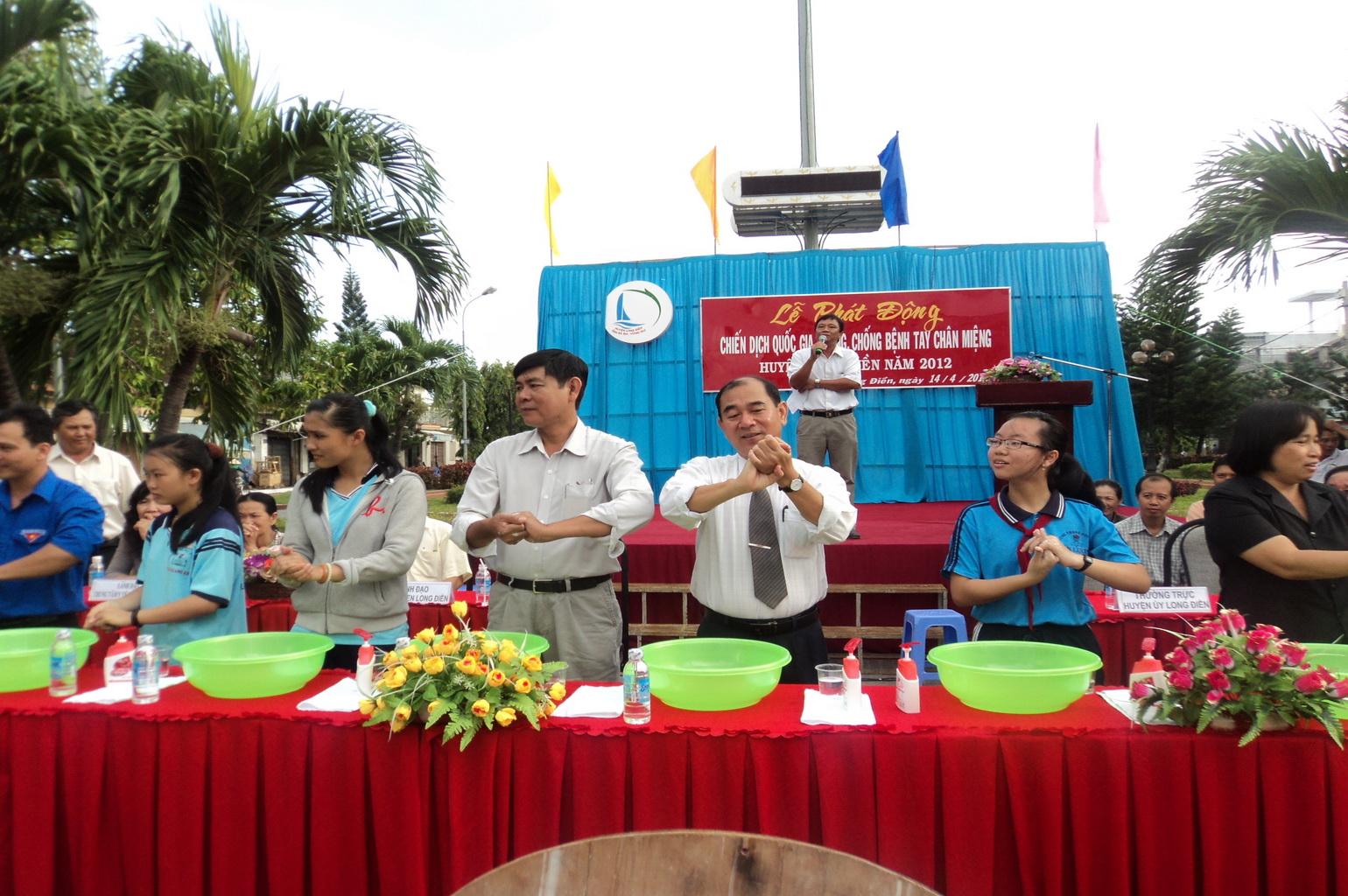 hoatdong_13.JPG - Thực hành rửa tay bằng xà bông và nước sạch phòng chống bệnh TCM tại huyện Long Điền