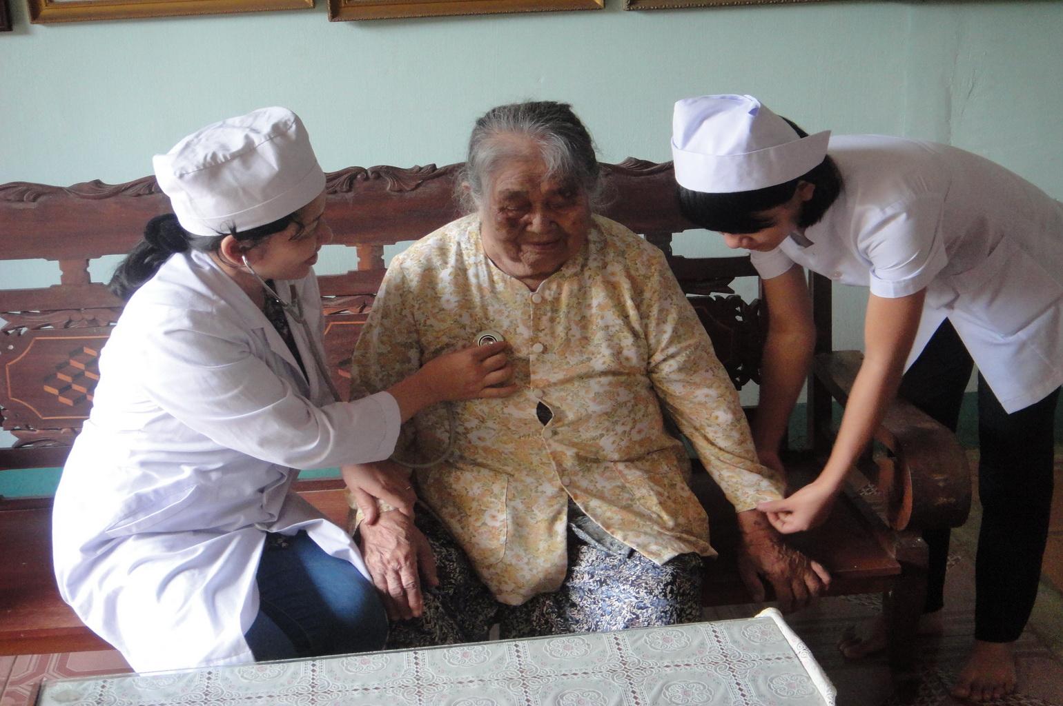 hoatdong_14.JPG - Thường xuyên thăm hỏi, chăm sóc các mẹ Việt Nam anh hùng