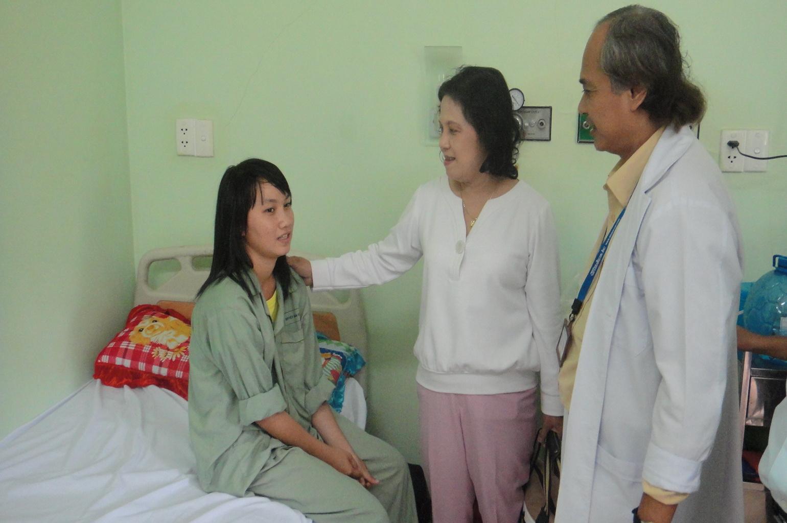 hoatdong_23.JPG - Bs. Nguyễn Thị Thu Hồng &#x2013; P GĐ SYT thăm và động viên bệnh nhân trước khi mổ tim tại BV 115 (CT. Từ thiện)