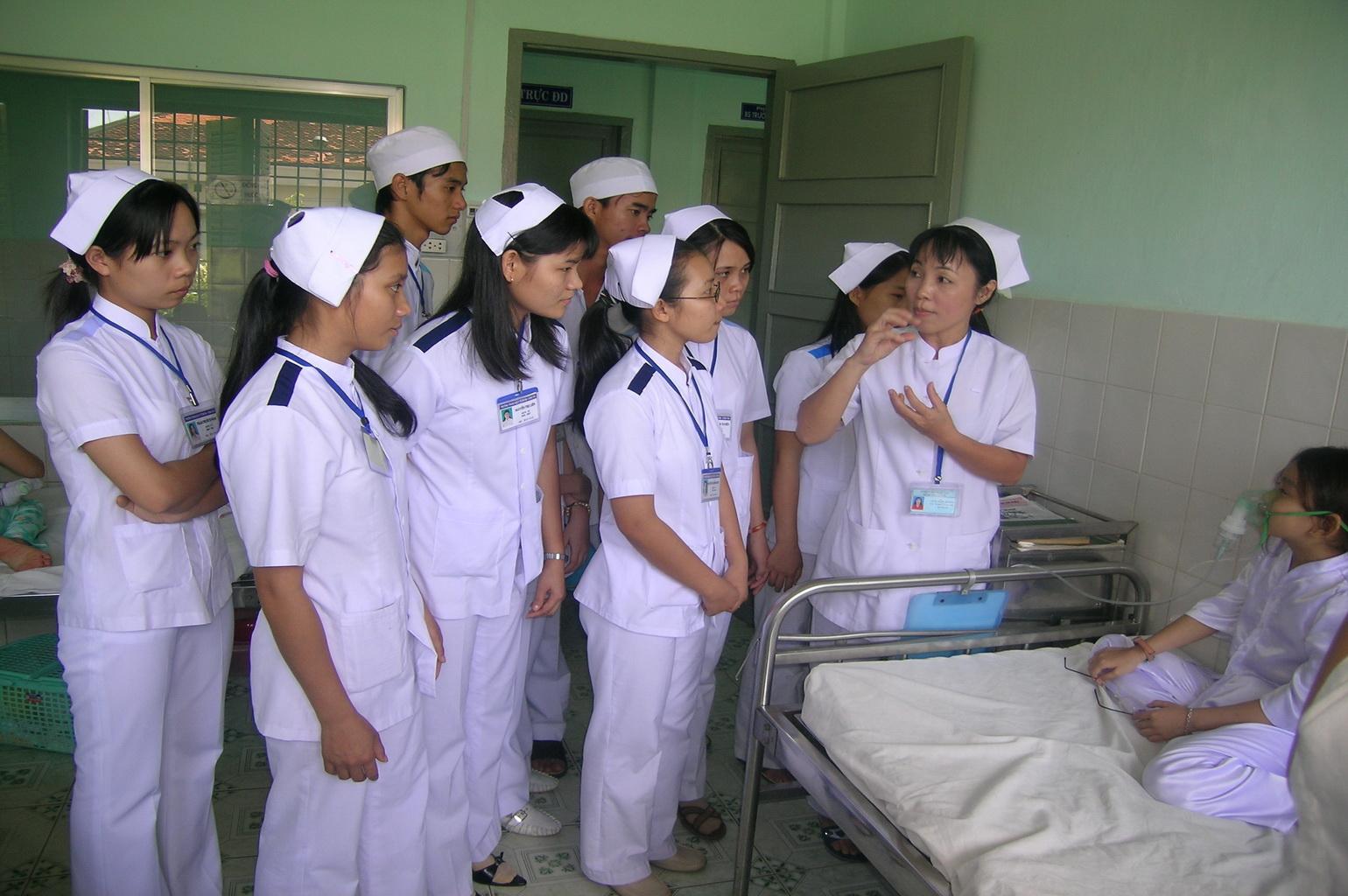 hoatdong_32.JPG - Hướng dẫn học sinh thực tập tại bệnh viện